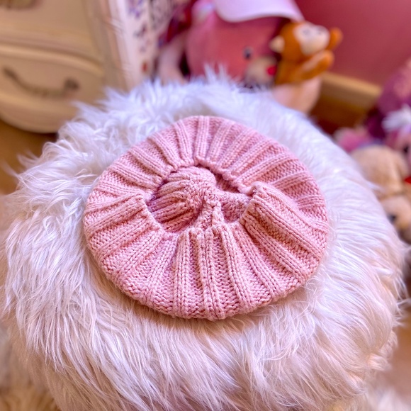 Urban Outfitters Cable Knit Beret Pale Pastel Pink Women’s Winter Accessories - Picture 3 of 4